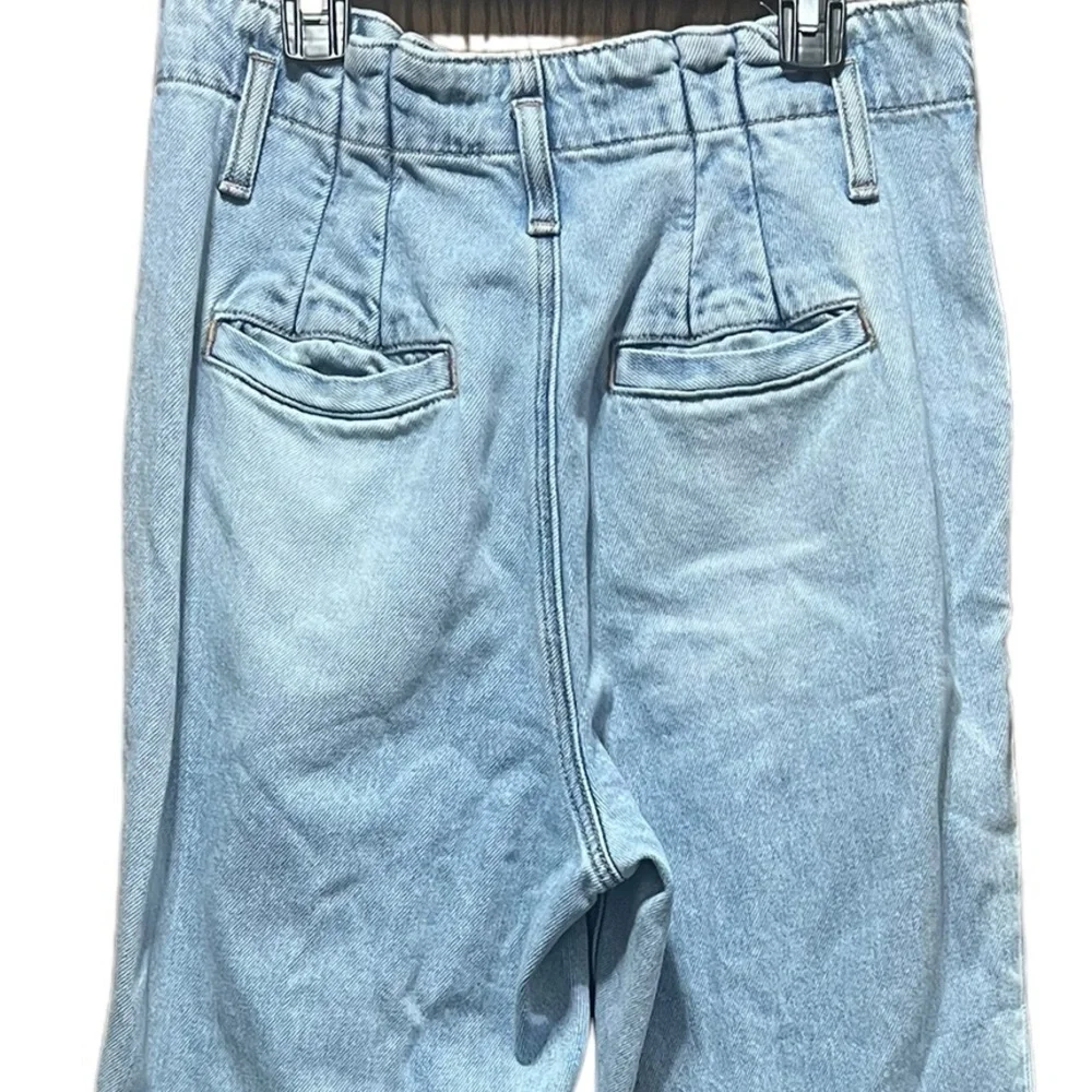 American Eagle Highest Waist Mom Jean in blue Heaven Size 4